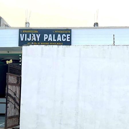 Hotel Vijay Palace Ayodhya Bagian luar foto