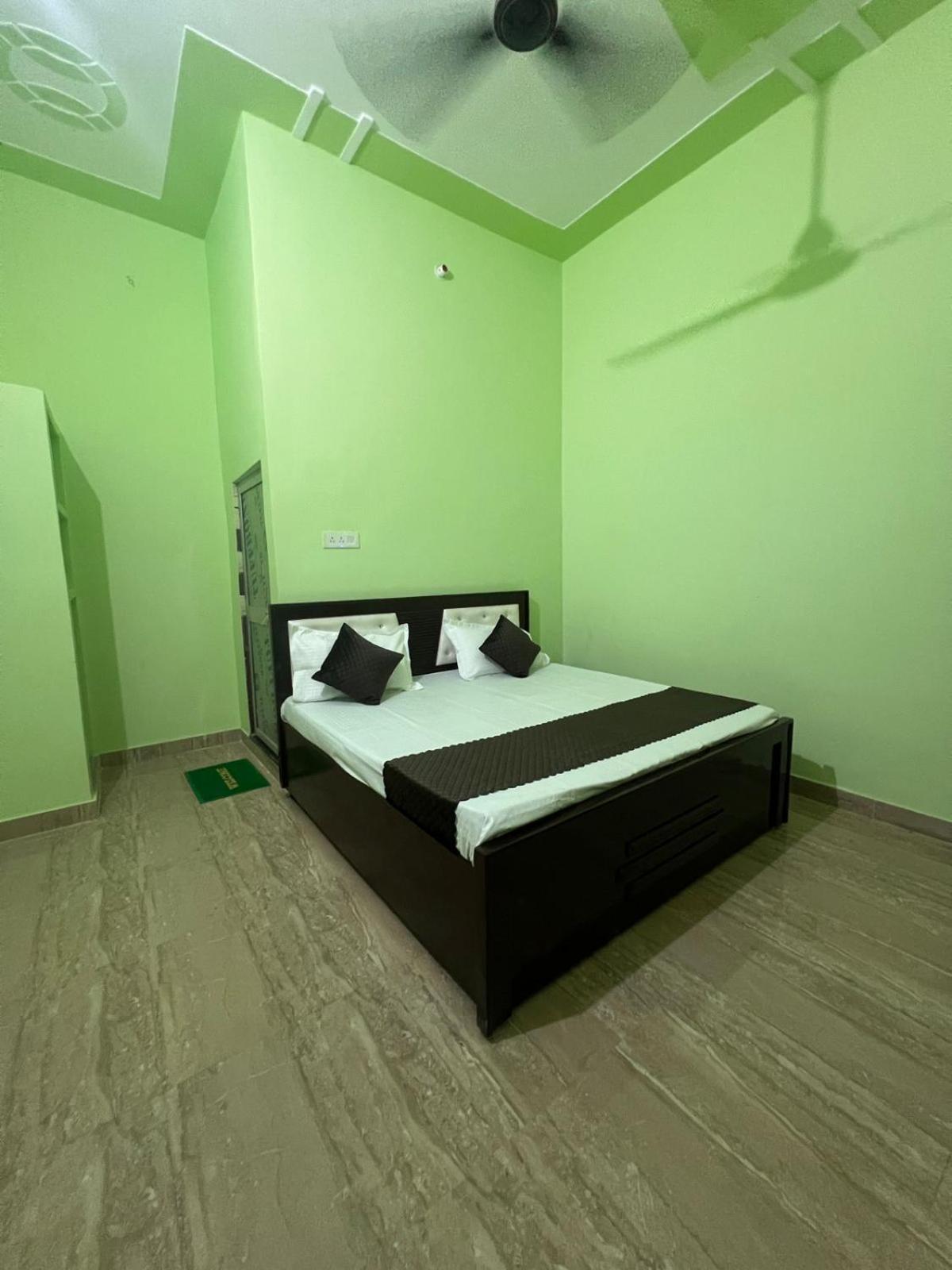 Hotel Vijay Palace Ayodhya Bagian luar foto