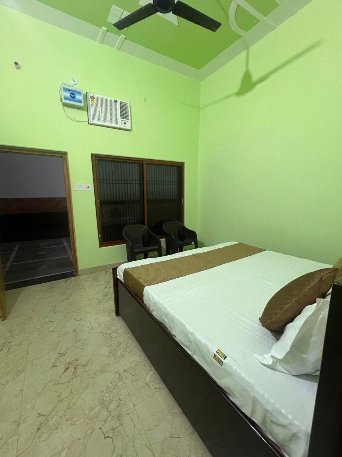 Hotel Vijay Palace Ayodhya Bagian luar foto